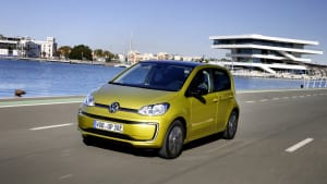 VW e-Up fahrend auf der Straße