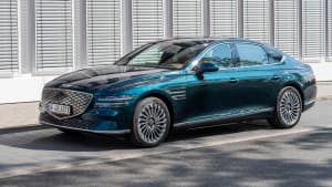 Seitenansicht eines stehenden Genesis electrified G80