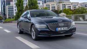 Der Genesis G80 fahrend von vorne zu sehen