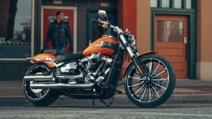 Seitenansicht einer stehenden Harley-Davidson Breakout 117