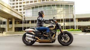 Harley Davidson Fat Bob Motorrad seitlich