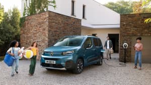 Frontansicht eines stehenden Citroen Berlingo