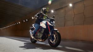Honda CB750 Hornet fahrend auf einer Straße
