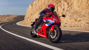 Frontansicht einer fahrenden Honda CBR650R