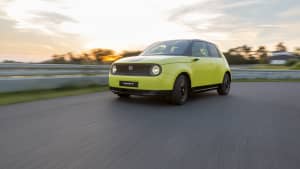 Das kleine Elektroauto von Honda heisst Honda-e, hier auf der Teststrecke