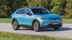 Front und Seitenansicht eines fahrenden Honda e:NY1
