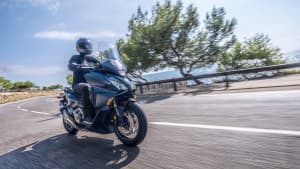 Honda Forza 750 fahrend auf der Straße