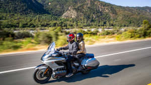 Mann und Frau auf der neuen Honda Goldwing GL 1800 während der Fahrt durch die Landschaft