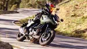 Die Honda NC750X DCT fahrend von vorne auf einer Schnellstrasse fotografiert