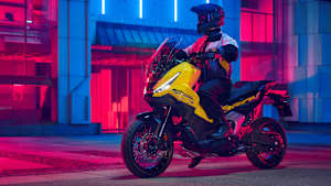 ein Mann sitzt auf einer Honda X-ADV