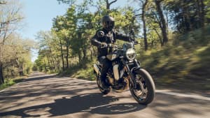 Frontansicht einer fahrenden Husqvarna 801 Svartpilen