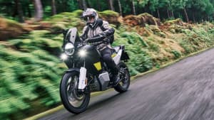 Die Norden 901 von Husqvarna fahrend seitlich zu sehen