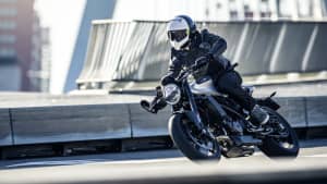 Husqvarna Vitpilen 701 fahrend auf der Straße