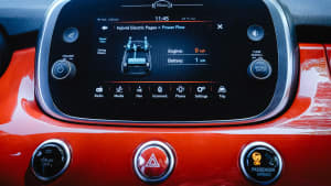 Die Cockpit Anzeige eines Hybridgesteuerten Fiat 500