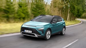 Der neue petrolfarbener Hyundai Bayon während der Fahrt