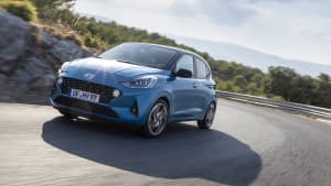 Hyundai i10 fahrend in der Kurve