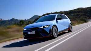 Front und Seitenansicht eines fahrenden Hyundai Ioniq 5 N