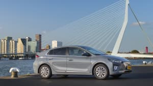 Hundai Ioniq Elektro mit Facelift stehend vor Stadtsilhouette