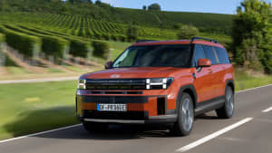 Frontansicht eines fahrenden Hyundai Santa Fe