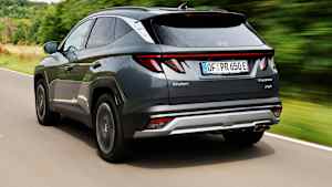 Aufnahme des fahrenden Hyundai Tucson von hinten