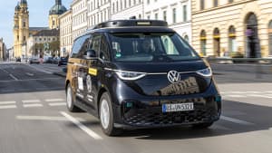 Frontansicht eines autonom fahrenden VW ID Buzz