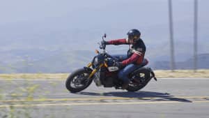 FTR 1200 S Motorrad fahrend auf Strasse