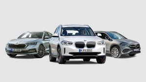 Ein Skoda Octavia Combi, ein BMW ix3 und ein Mercedes EQ a stehend nebeneinander