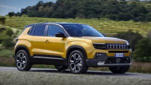 Ein gelber Jeep Avenger stehend