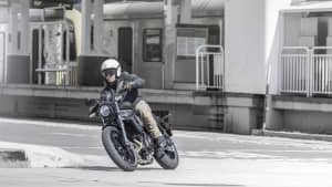Ein Mann fährt die neue Kawasaki Eliminator 500