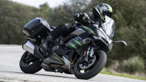 Kawasaki Ninja 1000 SX fahrend auf der Straße