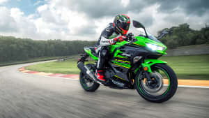 Kawasaki Ninja 400 fahrend