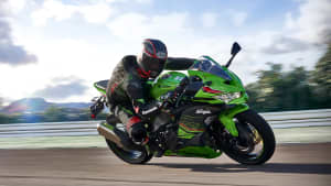 Eine Kawasaki Ninja ZX-4RR fährt auf einer Rennstrecke