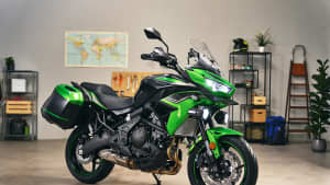 Aufnahme der Kawasaki Versys 650 im Studio mit Interior