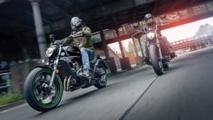 Zwei Kawasaki Vulcan S fahren auf einer Straße