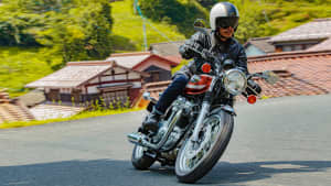 Ein Mann fährt eine Kawasaki W800