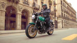 Frontansicht einer fahrenden Kawasaki Z650 RS