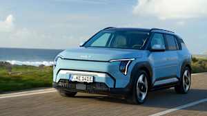 Fahraufnhame vom Kia EV3 schräg von vorne