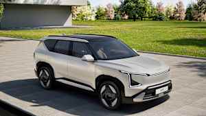 Front- und Seitenansicht eines stehenden Kia EV5