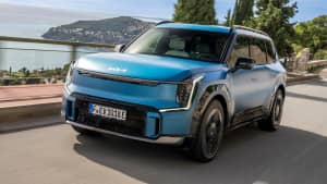 Frontansicht eines fahrenden Kia EV9