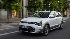 Kia Niro fahrend von vorne