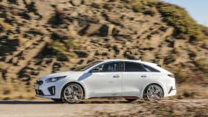 Kia ProCeed GT fährt auf einer Strasse, Ansicht auf die Seite