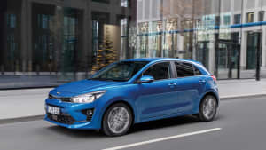 Der KIA RIO fährt auf einer Strasse, Ansicht von schräg vorne.
