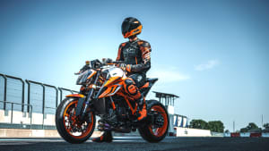 Ein Mann auf der Orange Schwarzen KTM 1290 SUPER DUKE R