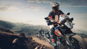 Stimmungsaufahme der fahrenden KTM 390 Adventure