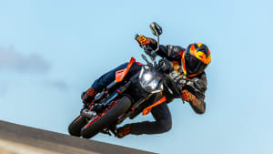Frontansicht einer fahrenden KTM 390 Duke