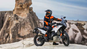 Seitenansicht einer KTM 790 Adventure