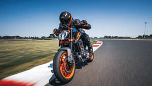 Frontansicht einer fahrenden KTM 890 Duke