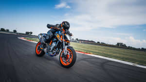 Aufnahme der KTM 890 Duke R während der Fahrt auf gerader Strecke