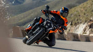 Frontansicht einer fahrenden KTM 990 Duke