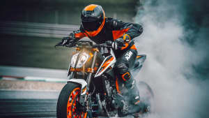 die KTM Duke 890 R gibt Gummi